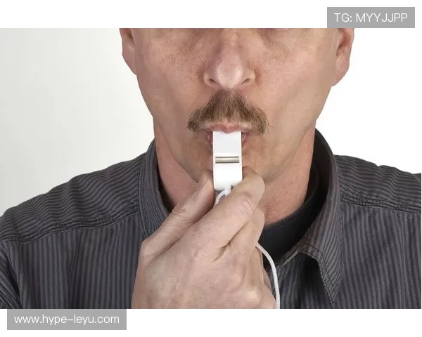 哨音规则拆解：裁判何时吹响才能保证判罚公正？