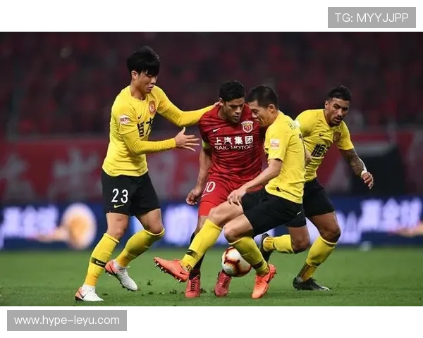 拉人犯规判定要点：何时构成阻碍与直接任意球或点球判罚